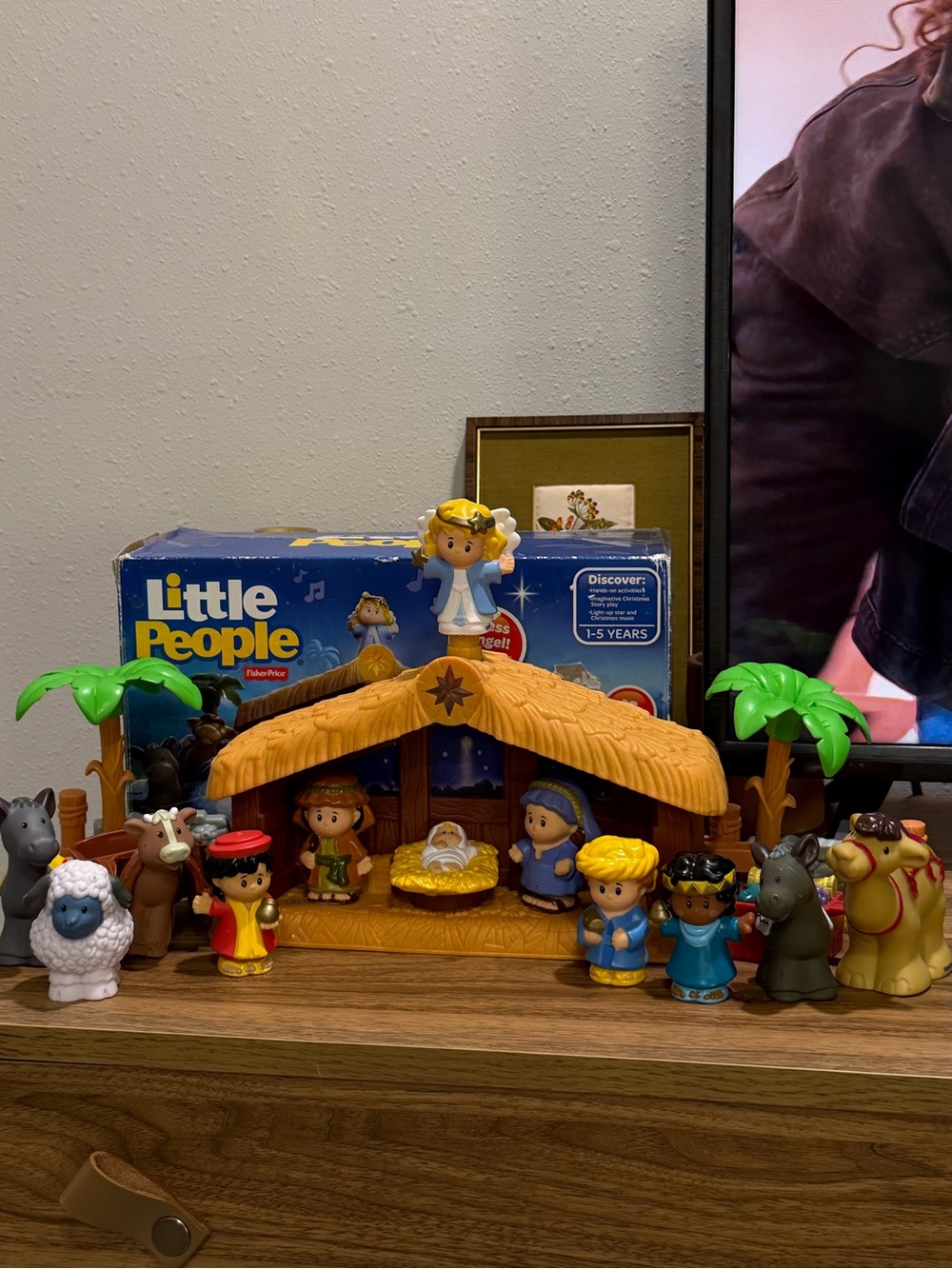 Fisher-Price Little People Deluxe Christmas Story Nativity Lights Up Music